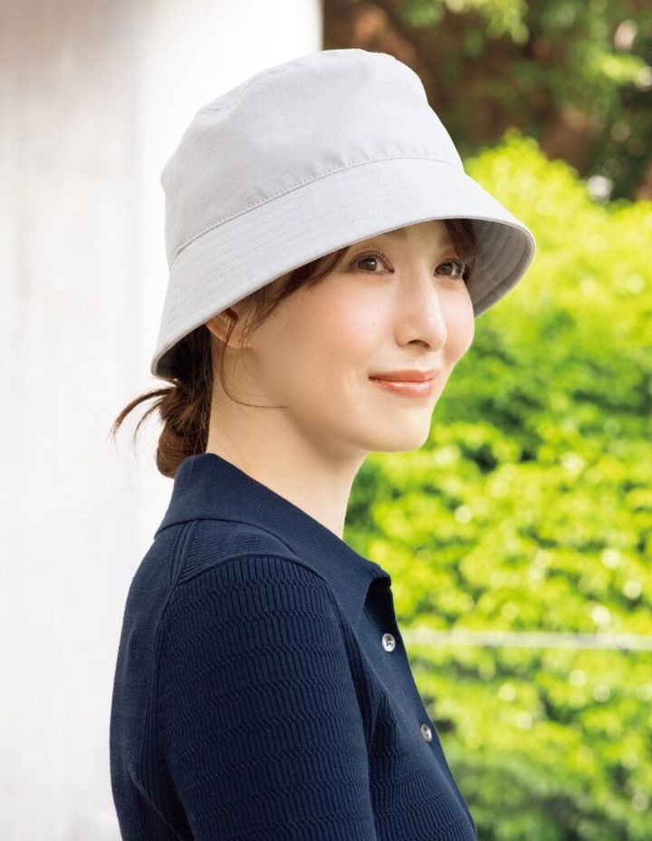 ロングヘアでつくるゆるっとお団子ヘア。バゲットハットにぴったり