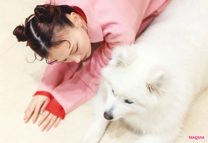 鈴木えみ、念願のサモエドカフェへ行く。ペースを合わせて心が通う、動物との向き合い方 _5