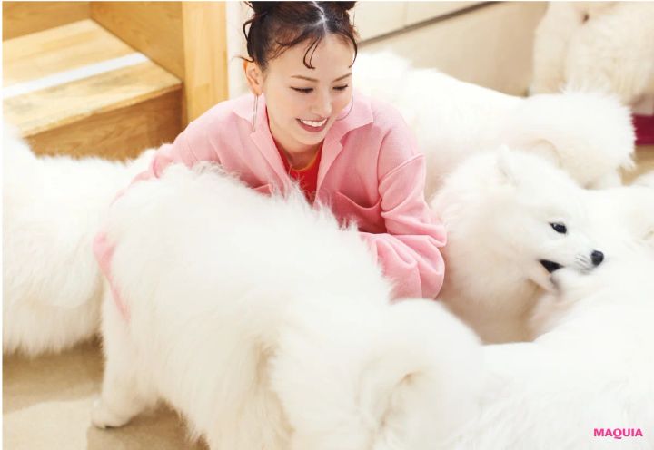 鈴木えみ、念願のサモエドカフェへ行く。ペースを合わせて心が通う、動物との向き合い方 _4