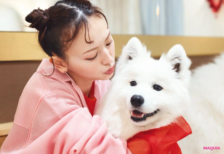 鈴木えみ、念願のサモエドカフェへ行く。ペースを合わせて心が通う、動物との向き合い方 _3