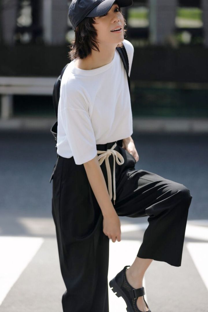 ペレックのTシャツ×黒パンツ