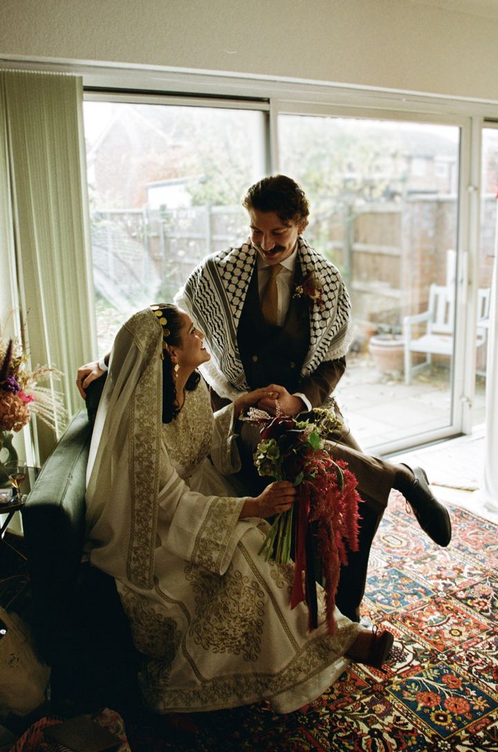 ヨルダンから取り寄せた伝統的な刺繍のトーブとお揃いのヴェールを合わせたルック。夫のトムはケフィエを纏った。