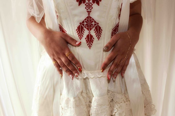 コルセットには「タトリーズ」と呼ばれるパレスチナの伝統的なクロスステッチがあしらわれている。