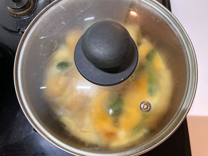 フタをして煮るところ