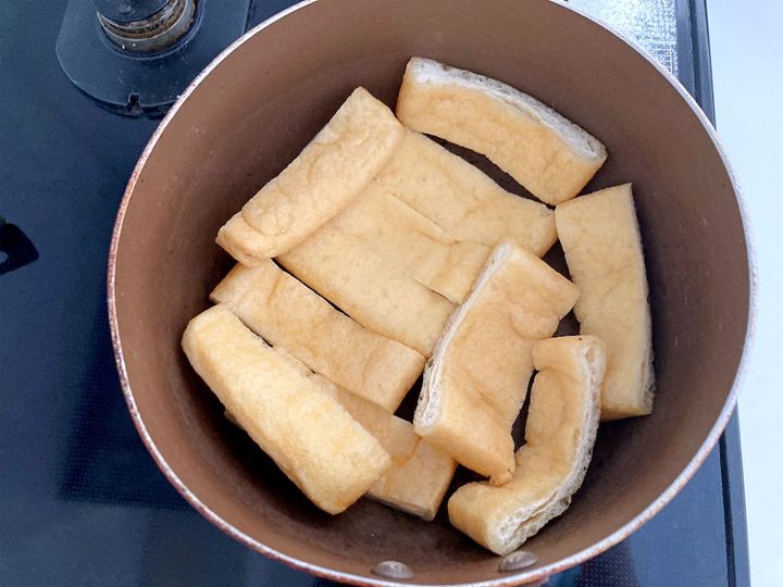 小鍋で油揚げを焼いていく