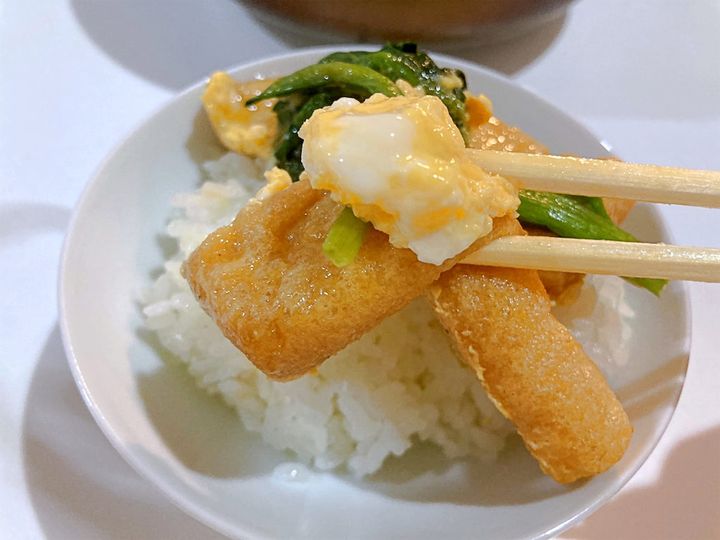 箸で持ち上げたきつねスペシャル