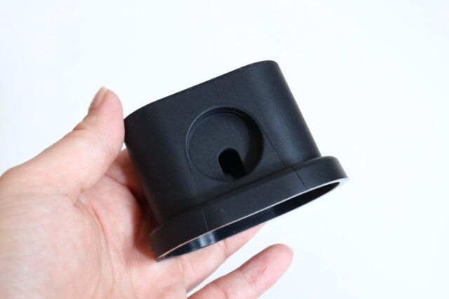 Apple WatchとAirPodsを同時に充電できるスタンド デザイン