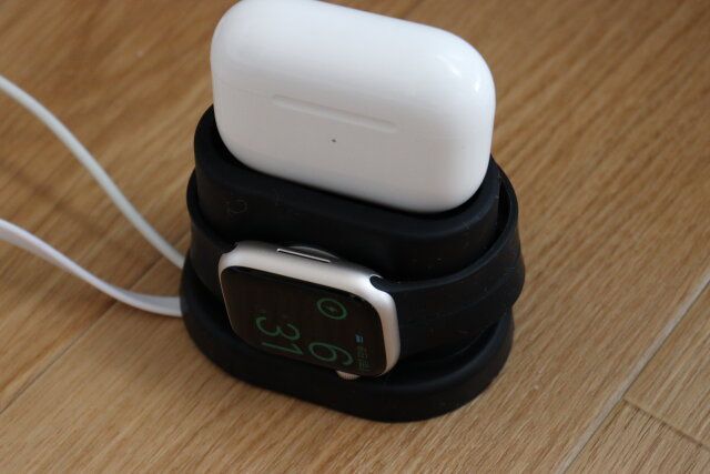 Apple WatchとAirPodsを同時に充電できるスタンド 使用例