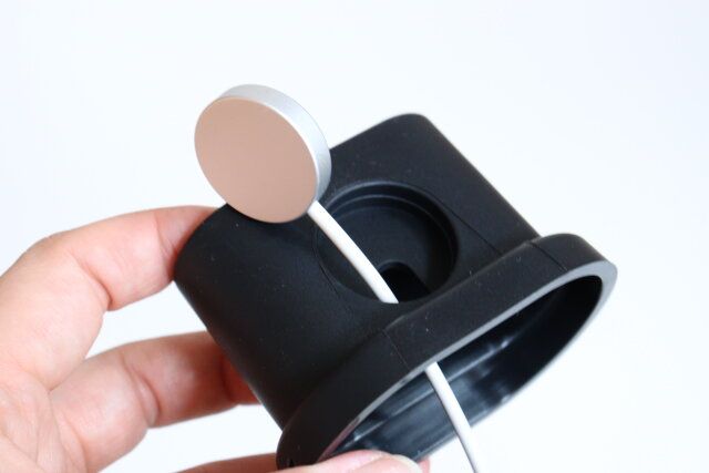 Apple WatchとAirPodsを同時に充電できるスタンド 装着