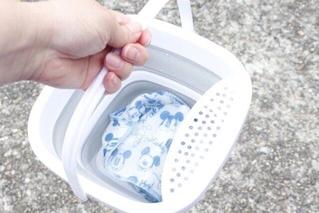 ダイソーの機能的な折りたたみバケツ（5L、水切り付）