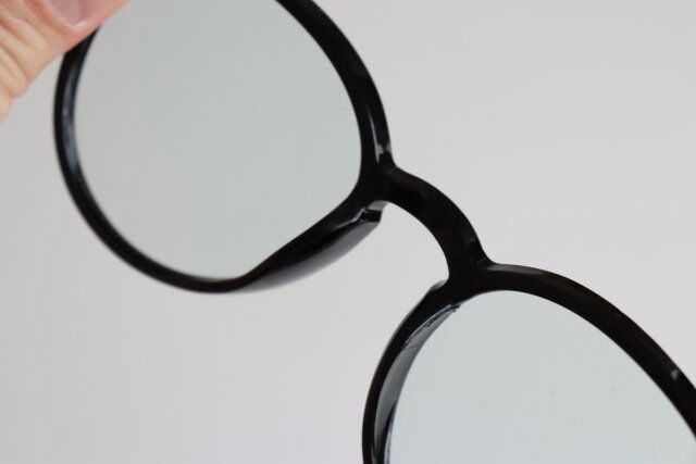 ダイソーの鼻当てがないボストン調光サングラス（クリア）