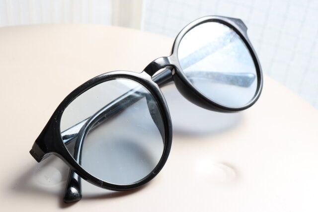 ダイソーのブルーに変わるボストン調光サングラス（クリア）