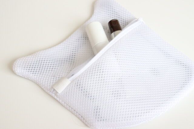 ダイソーのポーチになるダイカット洗濯ネット PC フェイス