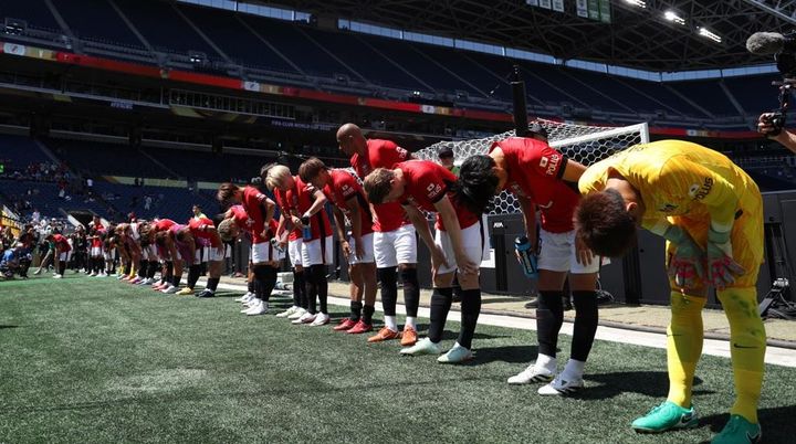 Jリーグ強豪、世界大会敗戦後のお辞儀が海外で話題 「日本文化から学ぶことは多い」「日本人は信じられないほど礼儀正しい」