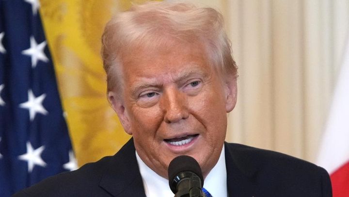 トランプ大統領、C・ロナウドのサイン入りユニを贈呈される！メッセージには「気に入ったね」