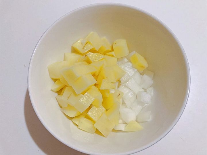 じゃがいもと玉ねぎを角切りにしたもの