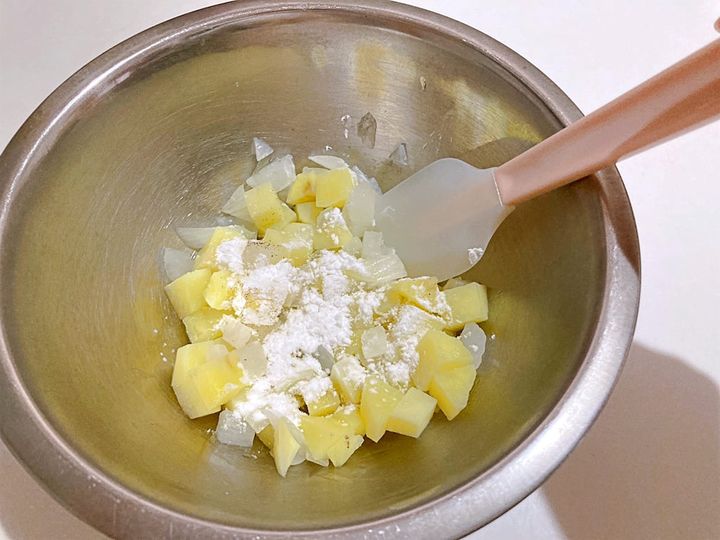 加熱したじゃがいもと玉ねぎに調味料を入れる