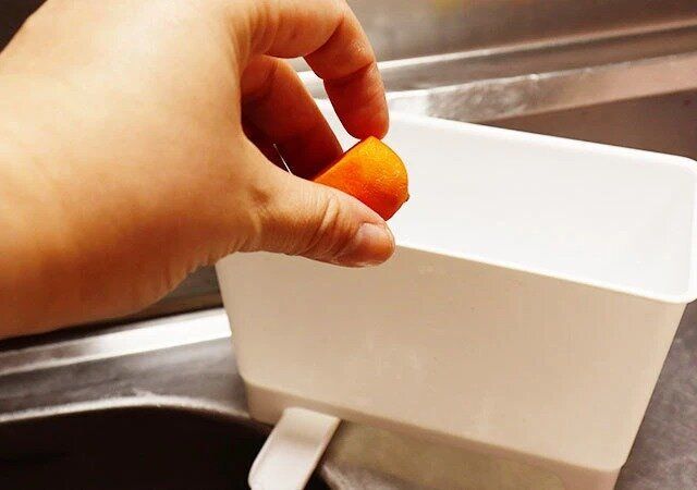 ダイソーのシンクの外における水切りごみ入れ2