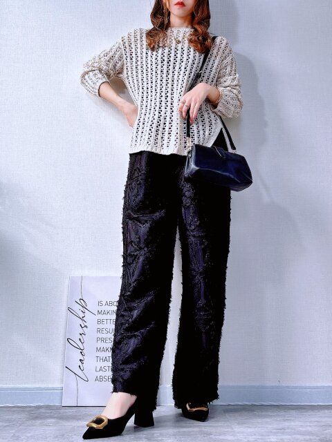 黒のジャガードパンツと合わせた、リラックス感のある大人コーデ