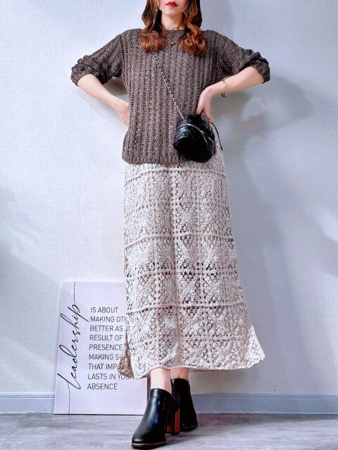 アイボリーのクロシェロングワンピースでレイヤードコーデ