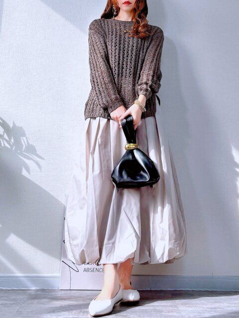 アイボリーのバルーンスカートを合わせた上品トレンドコーデ