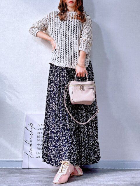 春らしい小花柄のプリーツスカートを合わせたフェミニンカジュアルコーデ