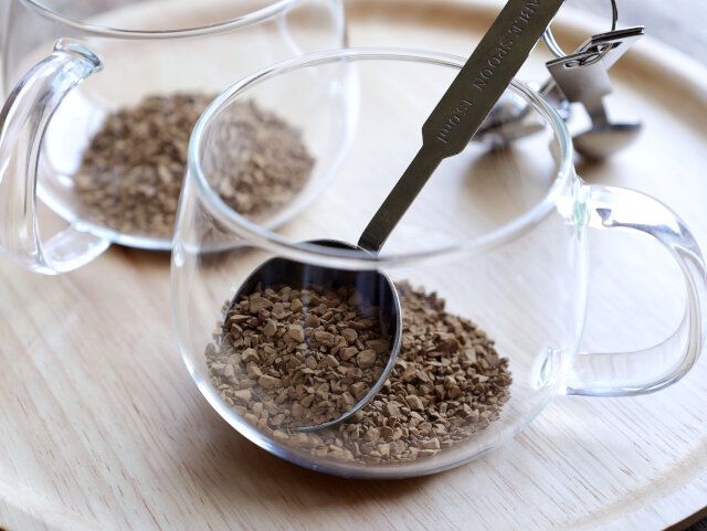 マグカップまたは耐熱容器にインスタントコーヒーを入れる。
