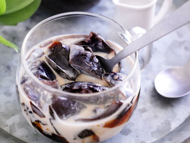 コーヒーゼリーを崩す。