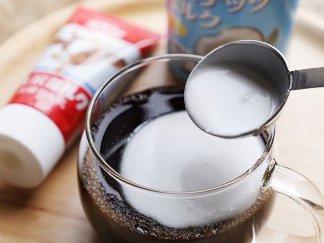 器にココナッツミルクと練乳を混ぜ、上からかけたら、出来上がり。