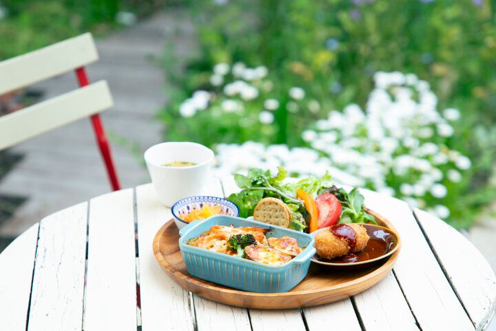 クリームソーダのすぐ横を江ノ電が通る♪稲村ケ崎のとっておきカフェ「cafeうみのトナリ」