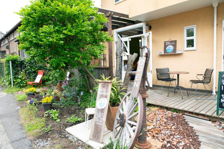 クリームソーダのすぐ横を江ノ電が通る♪稲村ケ崎のとっておきカフェ「cafeうみのトナリ」
