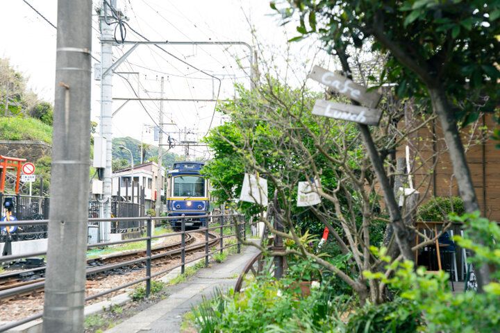 クリームソーダのすぐ横を江ノ電が通る♪稲村ケ崎のとっておきカフェ「cafeうみのトナリ」