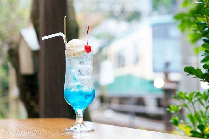 クリームソーダのすぐ横を江ノ電が通る♪稲村ケ崎のとっておきカフェ「cafeうみのトナリ」