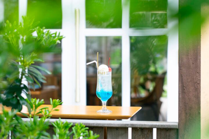 クリームソーダのすぐ横を江ノ電が通る♪稲村ケ崎のとっておきカフェ「cafeうみのトナリ」