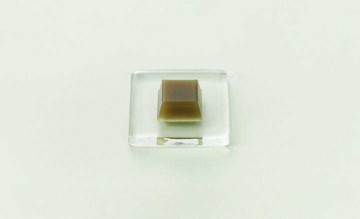水羊羹「抹茶」¥324。※単品価格、オンラインショップでは詰め合わせのみ販売。8月下旬までの期間限定発売。単品の水羊羹は、友人へのちょっとした手土産や自分への日々のご褒美にも。