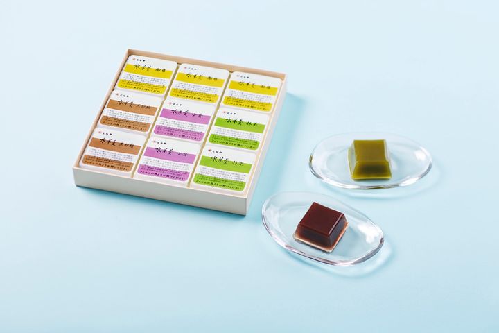 「水羊羹 9個入」¥3,240。※8月下旬までの期間限定販売。「御膳（こし餡）」3点、「小倉」「抹茶」「黒砂糖」各2点の詰め合わせ。