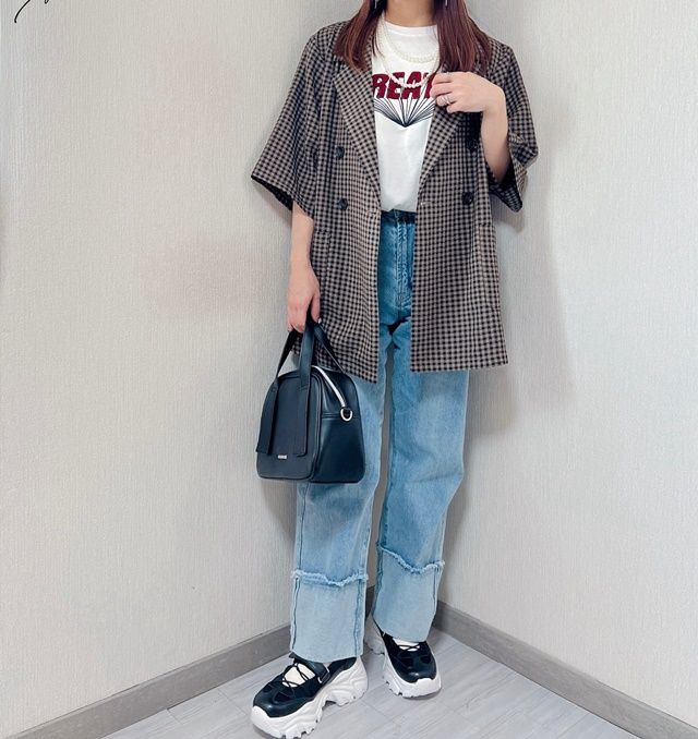 しまむらのブラウンの「チェック柄ハーフスリーブジャケット」×ロールアップストレートデニムパンツ