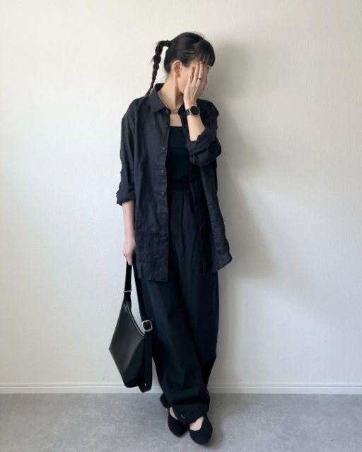 黒のプレミアムリネンシャツとパンツのコーデ