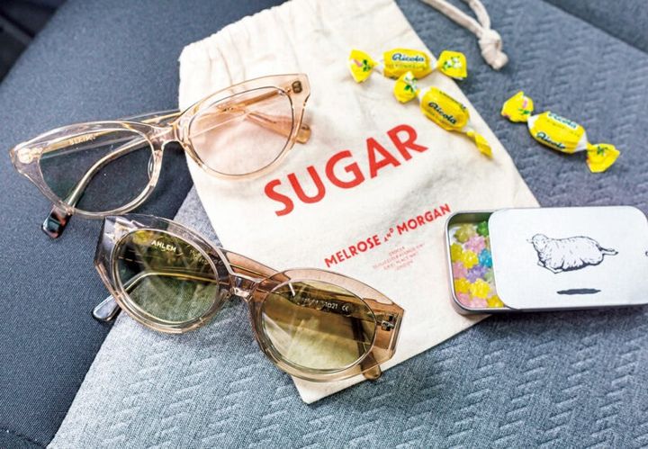 サングラスはクリアフレームのアーレムとブラン