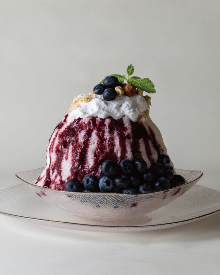 種をとったアメリカンチェリーを、ワインで丁寧に煮込み、しゅわしゅわのエスプーマとコーデ。氷の中にはスパイスが香チャイミルクプリンを。