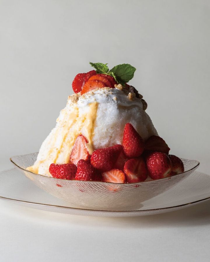 ふんわり甘いミルクのエスプーマに甘酸っぱいいちごを組み合わせた王道メニュー。氷の中には、チョコレートプリンが隠れています。