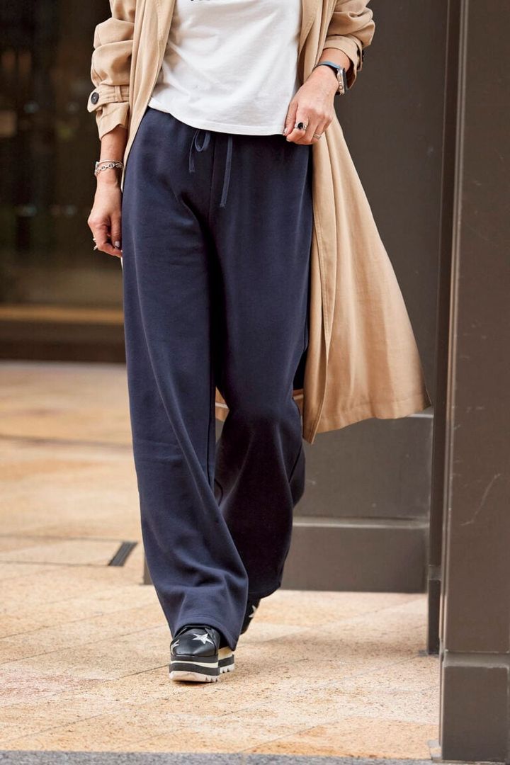 アウター、ウエストゴムの楽ちんパンツ、ともに「ZARA」。