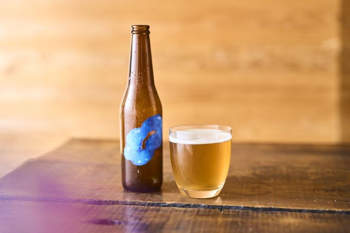 ほんのり甘みを感じるクラフトビール「ajisai ale」1000円／写真提供：『南沢あじさい山』