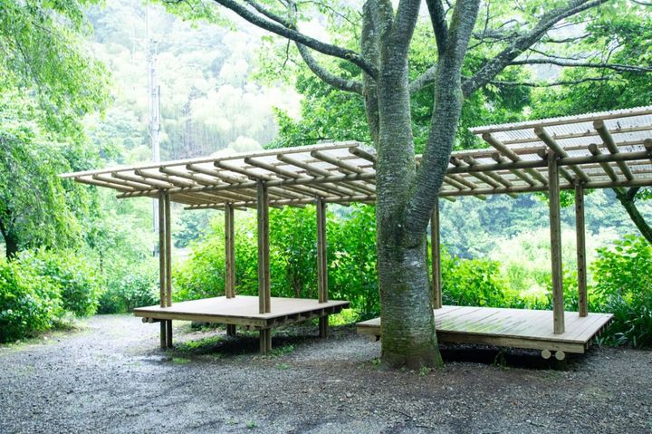 コンクリート基礎を使用せず、「PARKS WOODS（ぱーくす うっず）」という耐久木材を使用した東屋を新設。見頃の時期はこの周りもアジサイでいっぱいになる