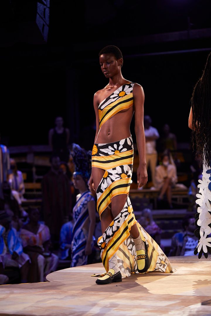 2022年春夏コレクションにて。来場者全員がアップサイクルされたマルニのルックを纏って登場した、話題のショー。