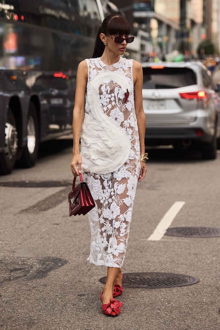 画像: 鮮烈な赤を差してモダンさを引き上げ