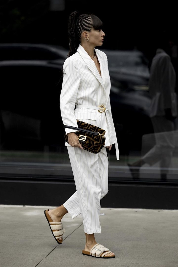 画像: ピンストライプの白セットアップで切れ味よく