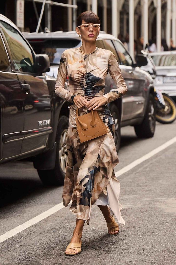 画像: プリントワンピースを主役にしてドラマティックに