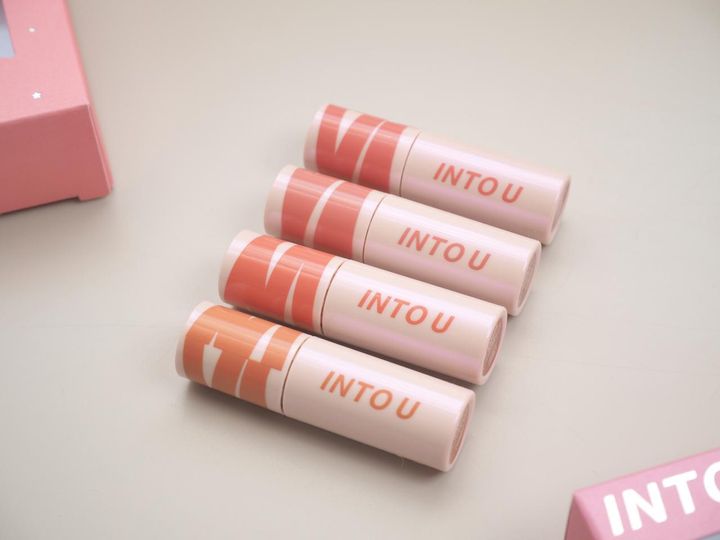 画像: きらめきで遊ぶ春夏リップ。人気の秘密は“ふんわり質感と乾燥知らずの快適さ”