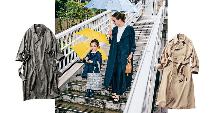 トラディショナルウェザーウェアのトレンチとエイトンのナイロン素材のコートとTシャツとパンツに晴雨兼用コートを羽織った送迎ママコーデ